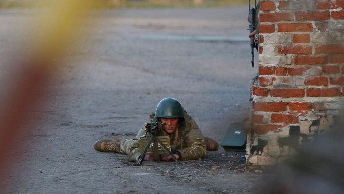 Ukrajinský voják v Kramatorsku. 15. duben 2014.