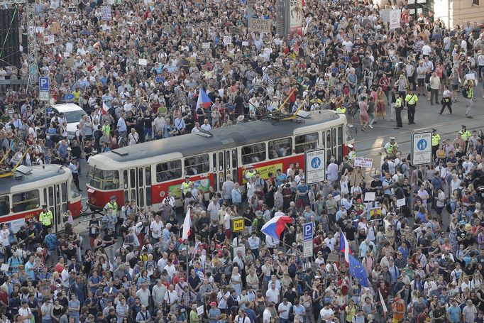 Záběr z demonstrace „Máme toho dost! Chceme demisi!“ proti Andreji Babišovi a Marii Benešové na Václavském náměstí.  4. 6. 2019.