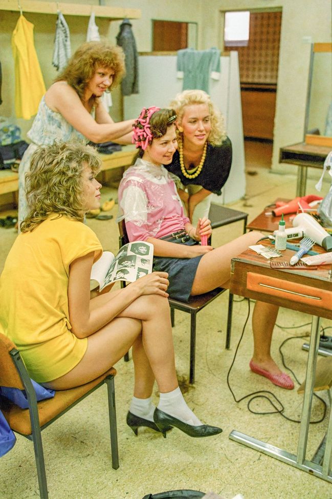 Záběr ze šatny, kde si ženy připravují vlasy na první přehlídku krásy v Moskvě v SSSR v roce 1988