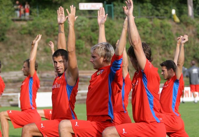 A tady už Milan Baroš drží týmovou linii správně. Ruce vzhůru!