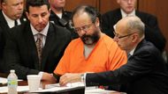 Ariel Castro, který deset let věznil, znásilňoval a týral trojici žen, stanul před soudem.