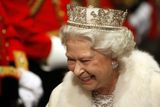 5. 5. - Britská královna e-mailuje - Královna Alžběta i přes svůj věk stále drží krok s dobou. Minulý týden poslala svůj první oficiální e-mail. Elektronická pošta byla určena 23 mladým lidem z celého světa, kteří na královské webové stránky píší své blogy o životě v Commonwealthu. 
 Připomeňte si tuto událost ve článku zde