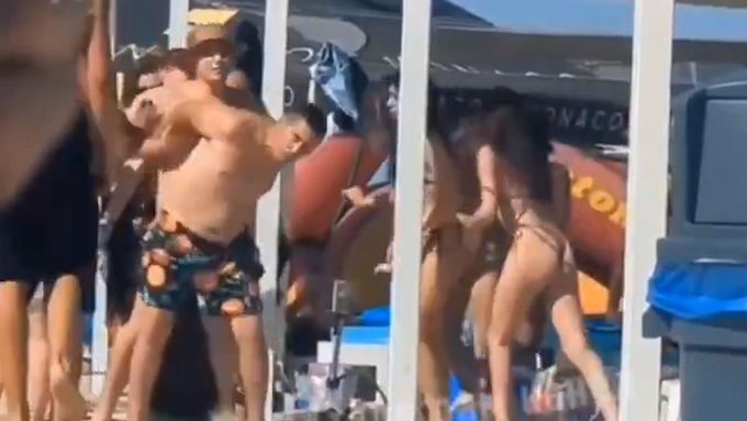 Lidé na pláži v Oděse se poprali poté, co někdo pustil ruskou hudbu