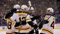 NHL 2019/20, Toronto - Boston: David Krejčí (vpravo) oslavuje se spoluhráči gól Charlieho Coylea