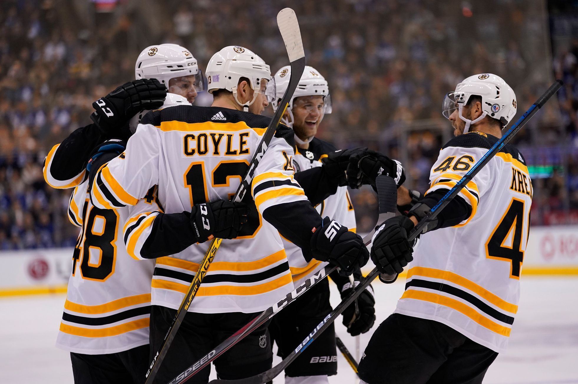 NHL 2019/20, Toronto - Boston: David Krejčí (vpravo) oslavuje se spoluhráči gól Charlieho Coylea
