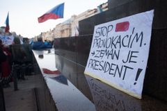 "Ať žije Zeman," skandovalo tisíc demonstrantů na Václaváku. V cestě na Hrad jim bránili aktivisté