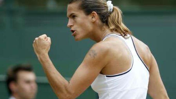 Francouzská tenistka Amélie Mauresmová se raduje z úspěšného úderu ve finále Wimbledonu s Justine Heninovou-Hardenneovou.