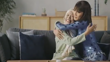 Samsung stáhl reklamu, ve které se drag queen objímá s muslimskou matkou