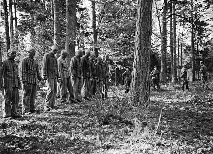 Fotografie z období osvobození koncentračního tábora Buchenvald. Duben 1945.