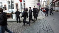 Policie staví zábrany před vjezdem do Poslanecké sněmovny.