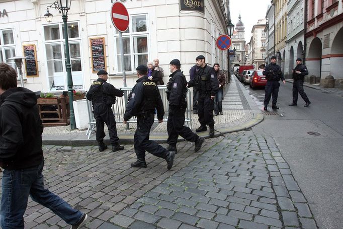 Policie staví zábrany před vjezdem do Poslanecké sněmovny