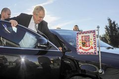 Zeman málo dbal na vážnost a důstojnost prezidentského úřadu, míní Češi