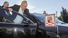 Prezident ČR Miloš Zeman nasedá do automobilu Škoda Superb Laurin & Klement během návštěvy v Pardubickém kraji v roce 2015.