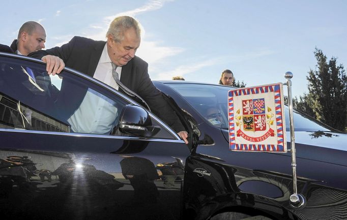 Prezident ČR Miloš Zeman nasedá do automobilu Škoda Superb Laurin & Klement během návštěvy v Pardubickém kraji v roce 2015.