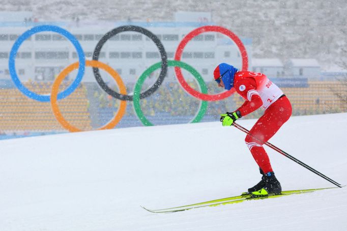 Alexej Červotkin během mužské štafety na ZOH 2022.