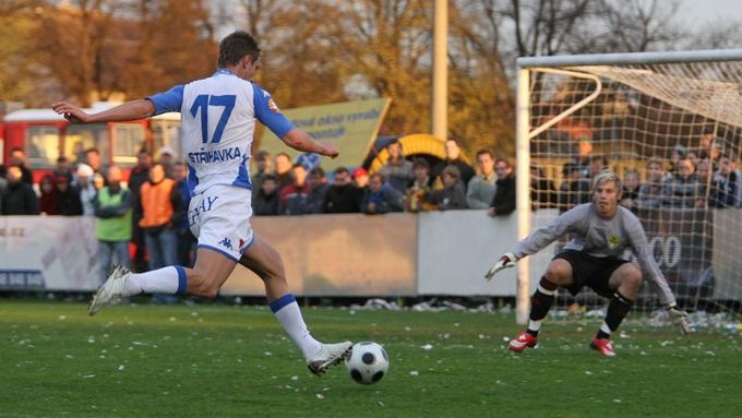 Útočník David Střihavka v jedné z gólových šancí v závěru zápasu. Gólman domácích Jan Šváb chytal velmi dobře, přesto byl dvakrát na Střihavkovy střely krátký.