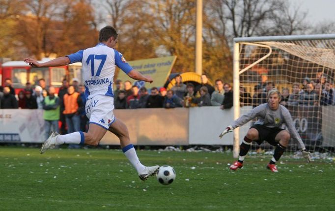 Útočník David Střihavka v jedné z gólových šancí v závěru zápasu. Gólman domácích Jan Šváb chytal velmi dobře, přesto byl dvakrát na Střihavkovy střely krátký.