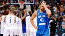 Tomer Ginat v zápase ME basketbalistů 2022 v Praze