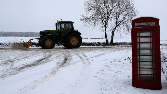 Traktor odklízí sníh nedaleko Buxtonu. Velkou Británii zasáhla sněhová kalamita.