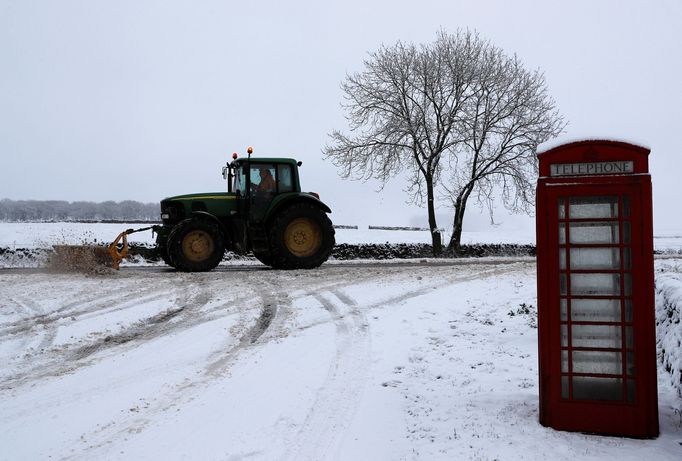 Traktor odklízí sníh nedaleko Buxtonu. Velkou Británii zasáhla sněhová kalamita.