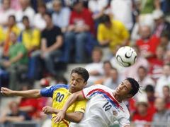 Edwin Tenorio z Ekvádoru bojuje ve vzduchu o míč s Kostaričanem Walterem Centenem.
