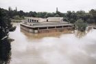 Rozvodněná plocha v pražské zoo zaplavila rozsáhlé oblasti.