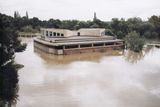 Rozvodněná plocha v pražské zoo zaplavila rozsáhlé oblasti.