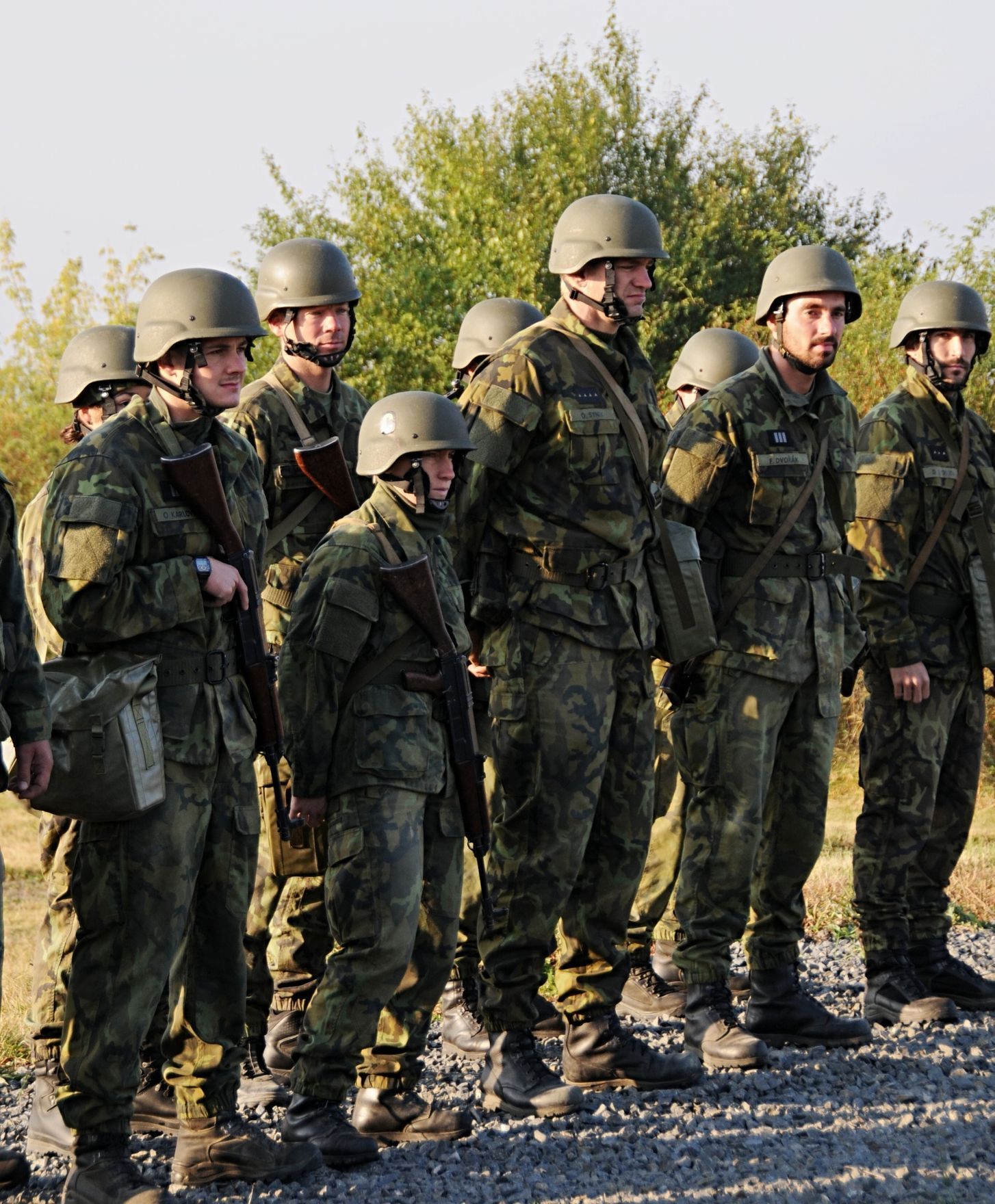 Cvičení Dukly Praha: Výškové rozdíly - Jarmila Machačová vedle Ondřeje Synka. Ti vyšší měli problémy vejít se do určitých prostorů.