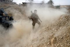 Islámský stát v Mosulu zavraždil 40 civilistů. Těla pověsil na elektrické stožáry