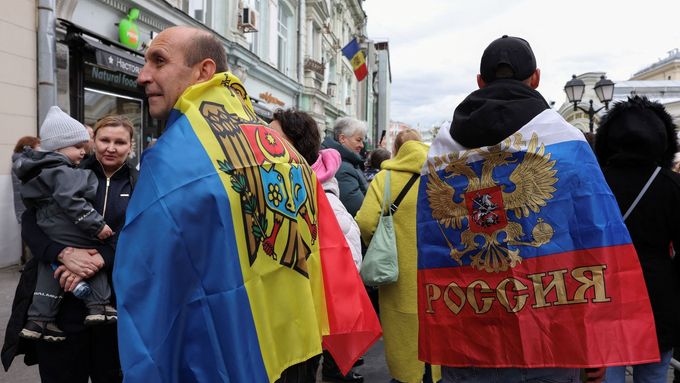 Moldavané se shromažďují k parlamentním volbám před velvyslanectvím v Moskvě, 28. září 2025.