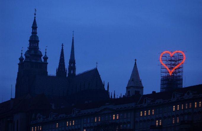 Havlovo neonové srdce nad Pražským hradem od Jiřího Davida. Šlo o "symbol lásky a míru", který zářil v roce 2002 nad Pražským hradem jako výraz končícího prezidentského období Václava Havla.