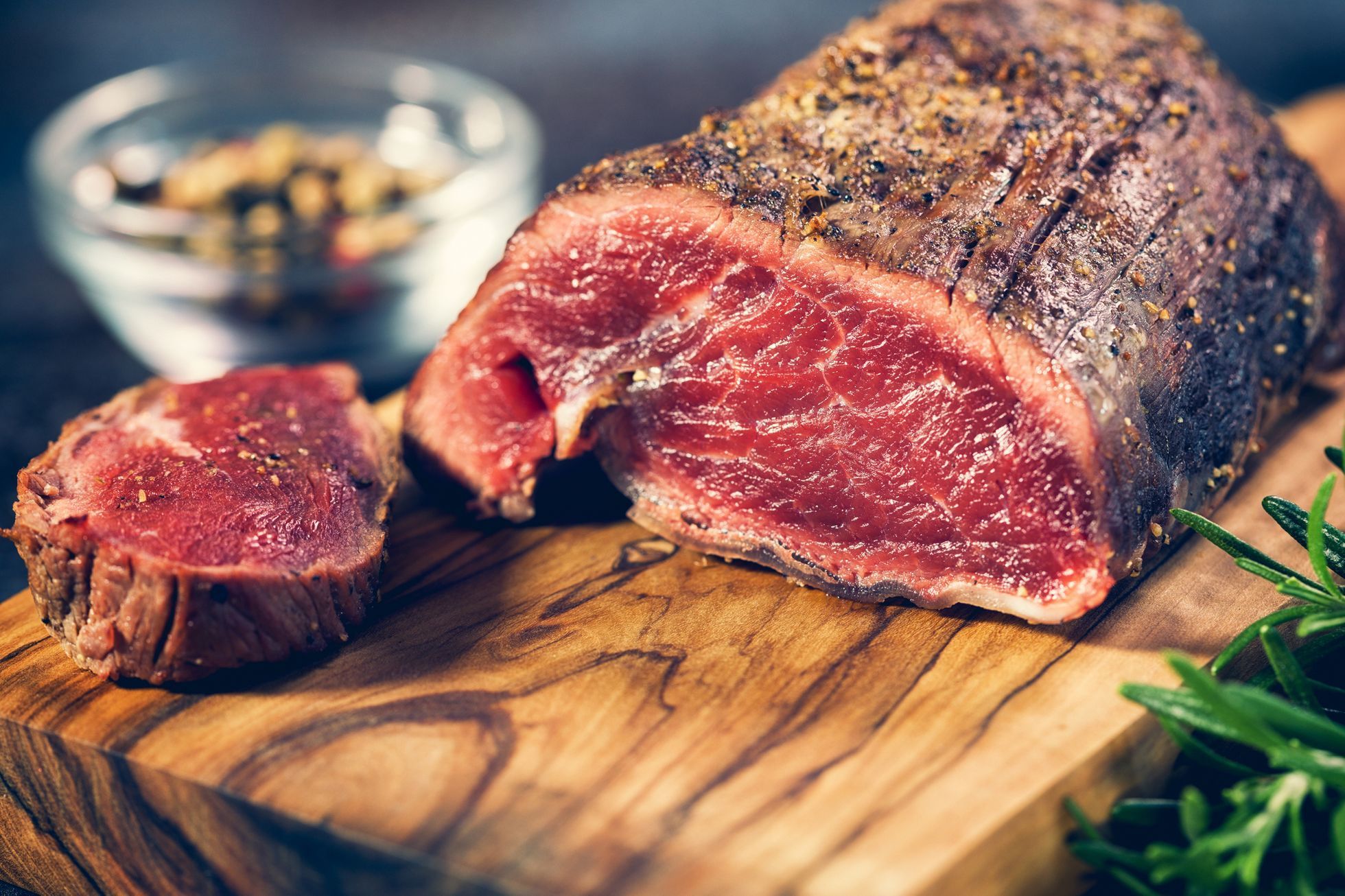 nedopecene maso, rare steak, zena