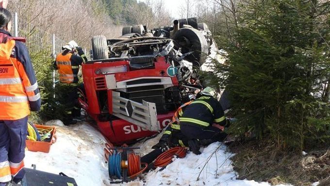 Jeden kamion skončil po nehodě v rokli