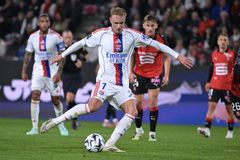 Karabec zazdil tutovku a šel střídat. Žolík Šulc pak jen přihlížel utrpení Lyonu