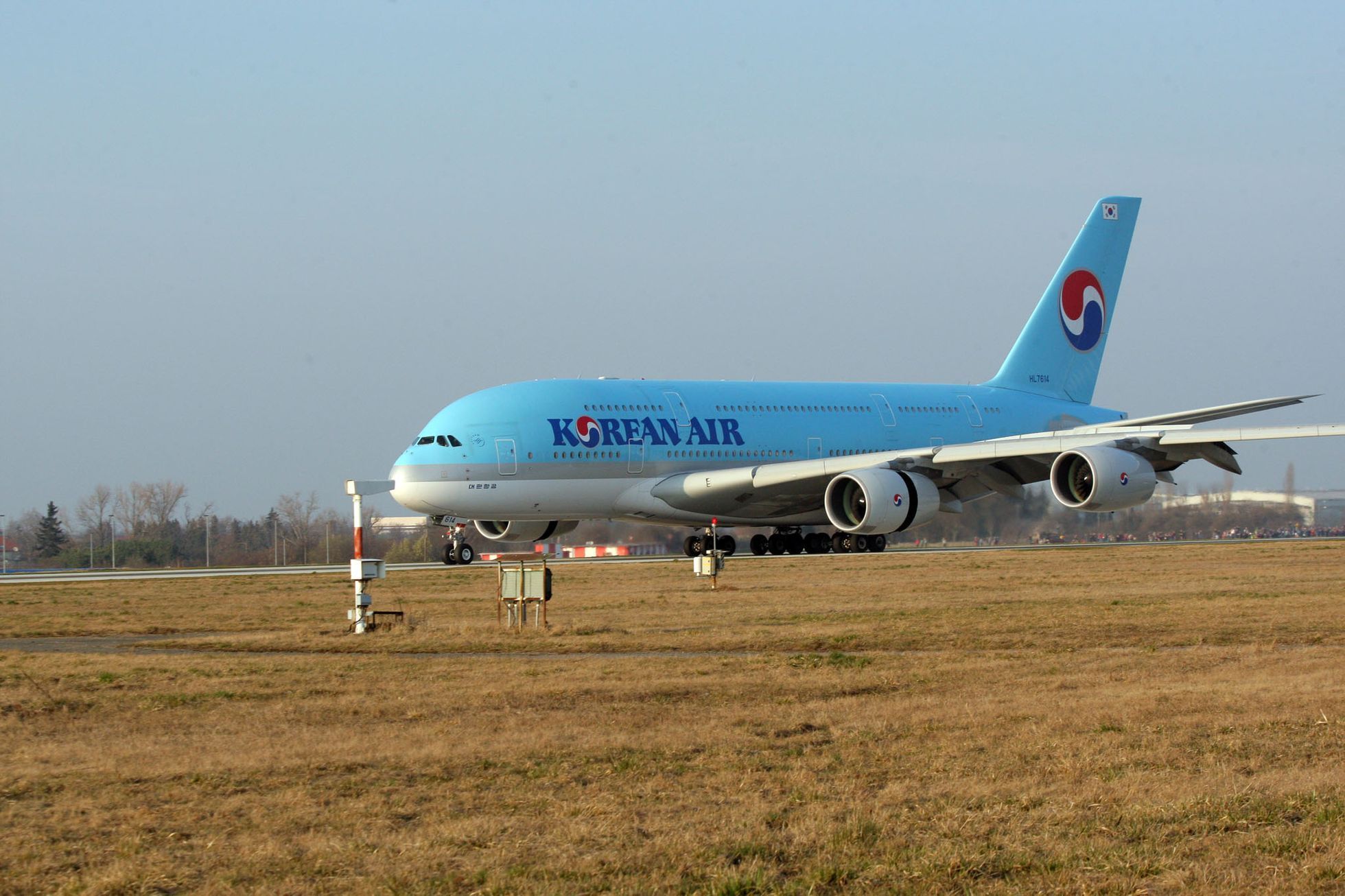 Airbas 380 přistál v Praze
