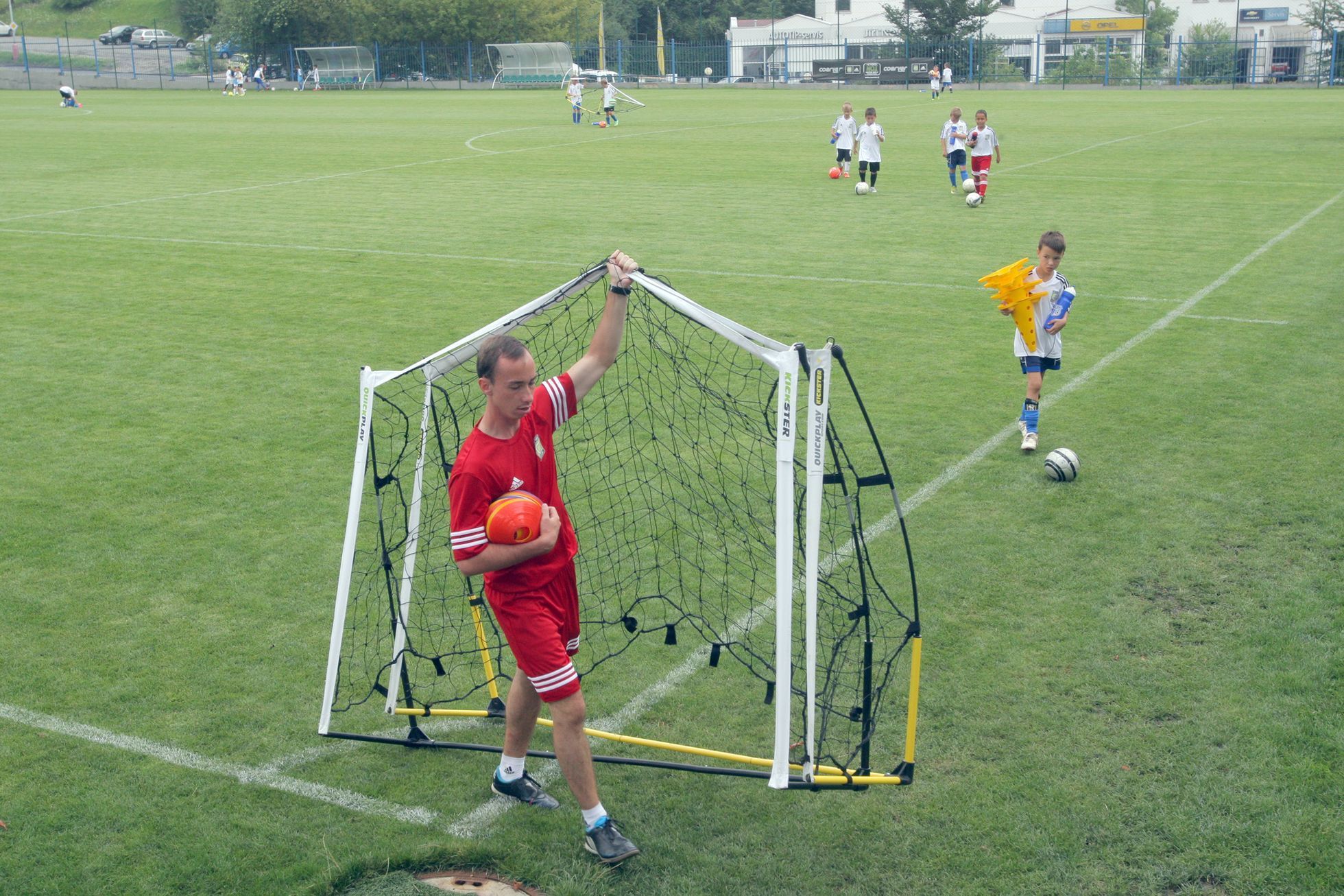 Kluci se učí hrát fotbal