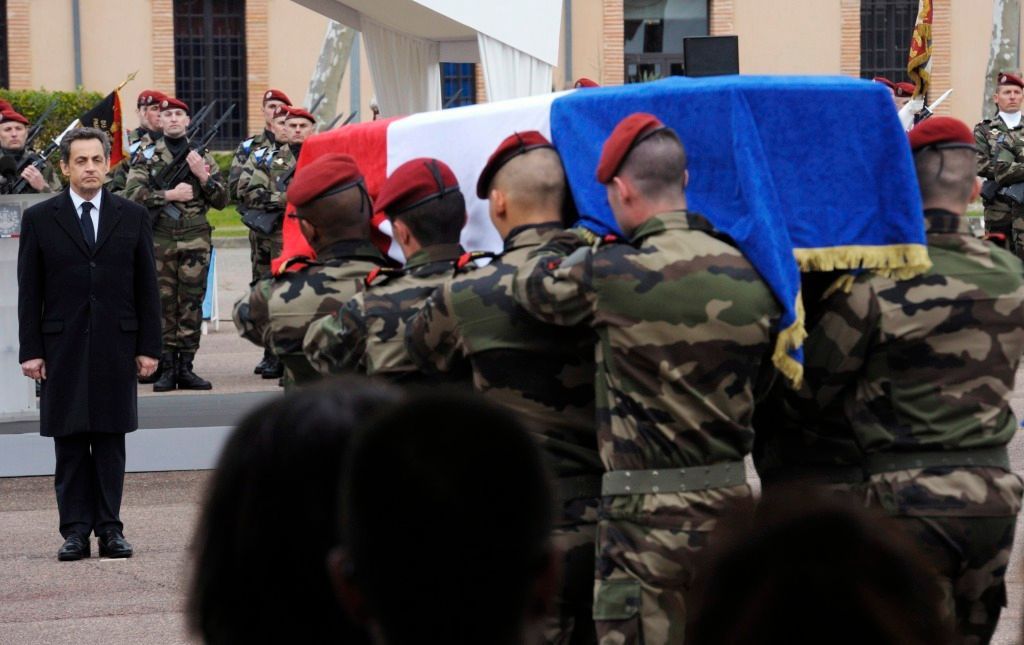 Sarkozy na pohřbu zastřelených vojáků
