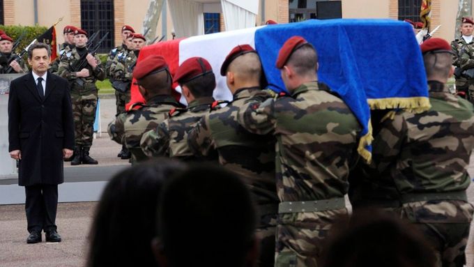 Francouzský prezident Nicolas Sarkozy na pohřbu zastřelených parašutistů