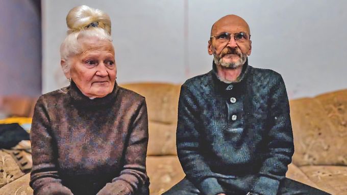 Inesa a Jura. Jejich dům po zásahu shořel, jejich auto je prostřílené. Museli opustit milovaná zvířata a v sedmdesáti začít nový život na opačném konci Ukrajiny.