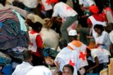 Pracovníci Červeného kříže rozdělují pomoc, která směřuje do západní části země