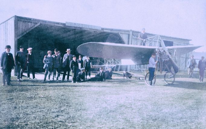 Na snímku: Nízký let Jana Kašpara v letounu typu JK systém Blériot. Snímek byl pořízený půl roku po Kašparově slavném dálkovém přeletu. Vyfoceno v Pardubicích cca listopa