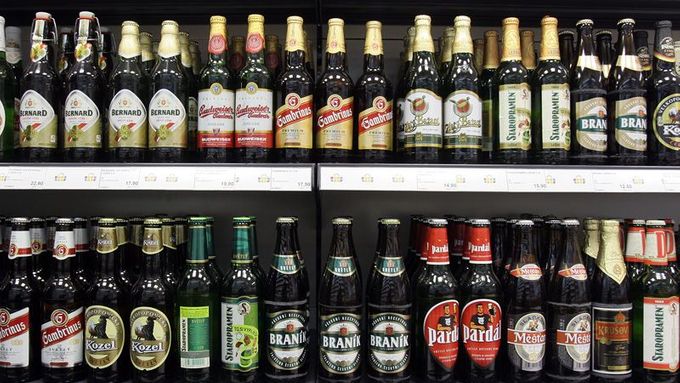 Penta je česko-slovenská investiční skupina. Na regálech jsou česká i slovenská piva.
