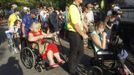 Survivors of the 2002 Bali bomb blast are pushed in on wheelchairs for the commemoration service for the 10th anniversary of the Bali bombing in Garuda Wisnu Kencana (GWK) cultural park in Jimbaran, Bali October 12, 2012. Indonesian police have warned of possible attacks on commemorations for the tenth anniversary of bomb blasts on the island of Bali and have brought in reinforcements to protect the thousands due to attend, including Australia's prime minister. REUTERS/Murdani Usman (INDONESIA - Tags: ANNIVERSARY POLITICS) Published: Říj. 12, 2012, 3 dop.