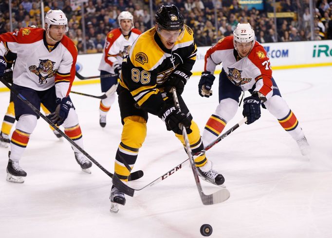 NHL, Florida - Boston: Dmitrij Kulikov (7) a Alex Petrovic (72) - David Pastrňák (88)