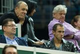 Na ženský tenis nejvyšší světové úrovně se přišel podívat také herec a bavič Petr Rychlý (vlevo nahoře), pod nímž se usadil daviscupový reprezentant Lukáš Rosol.