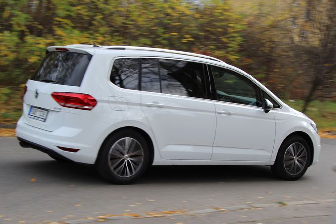 Nový VW Touran uveze až sedm osob, ale zároveň může být šest sedadel sklopených a vůz poslouží jako stěhovák.