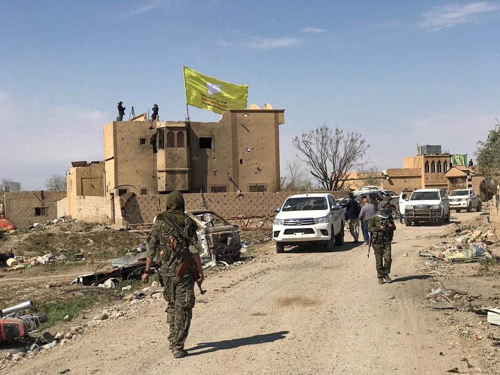 Vlajka Syrských demokratických sil (SDF) zavlála nad bojištěm v syrské vesnici Baghúz, poslední državou bojovníků Islámského státu.