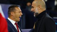 Trenér hostů Barak Bakhar a Pep Guardiola se už před zápasem dobře bavili.