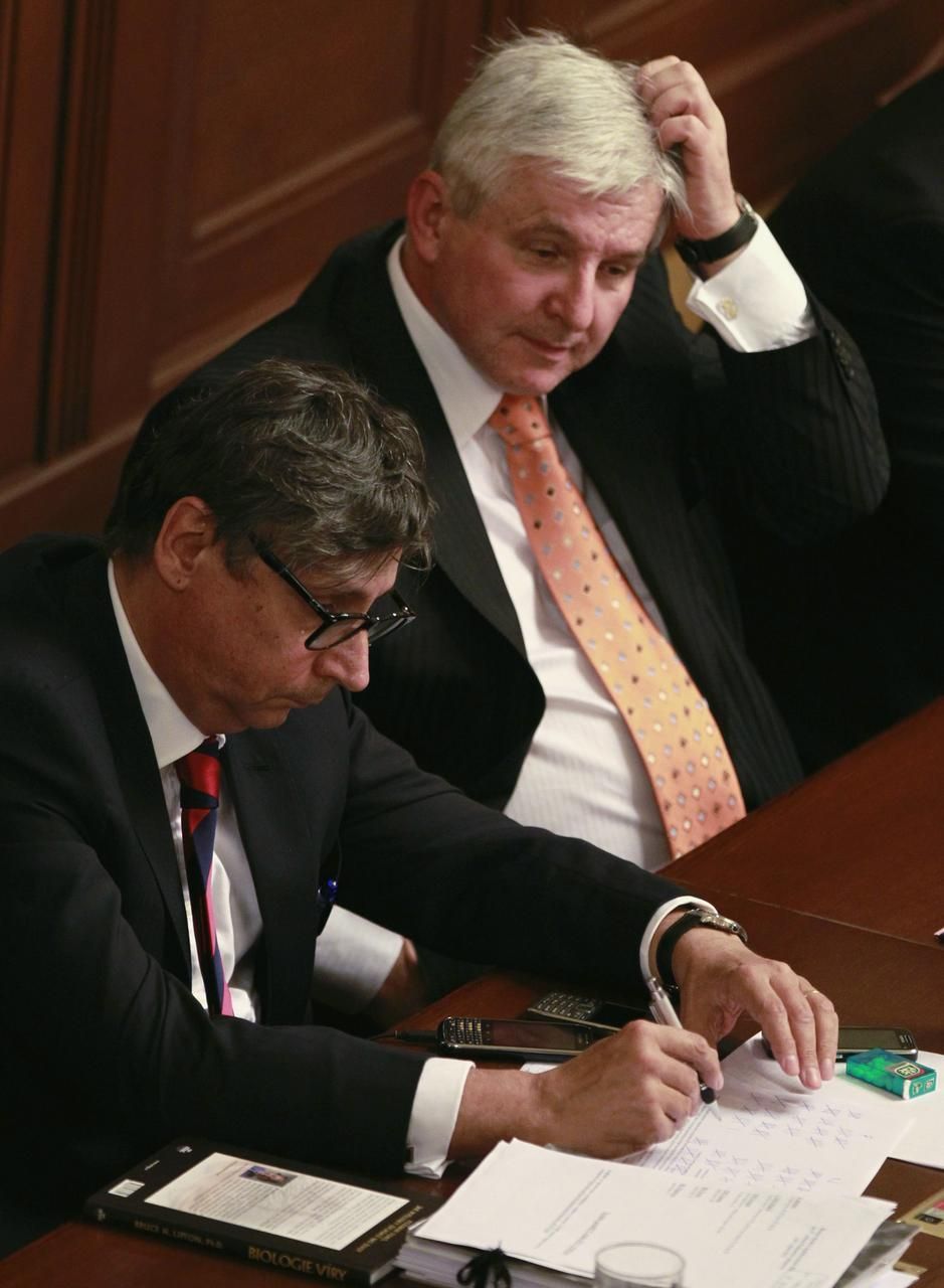 Jiří Rusnok a Jan Fischer během hlasování o nedůvěře jeho kabinetu