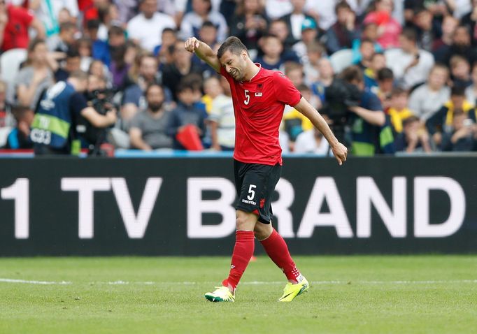 Euro 2016, Švýcarsko-Albánie: vyloučený Lorik Cana